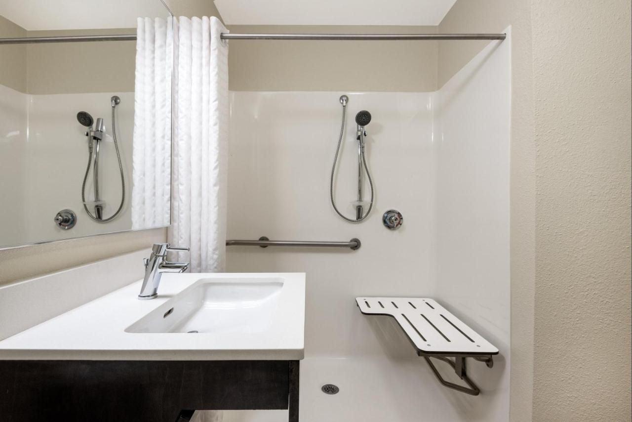 Queen Suite with Roll-In Shower - Disability Access,1276409713:JPEG